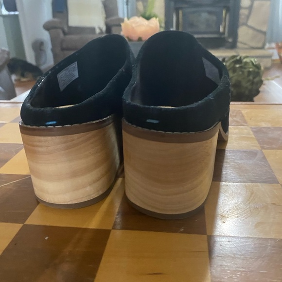 Tom’s black suede slides - Picture 2 of 6